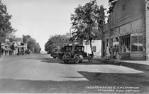 A black and white picture of Main Street in Independence in 1927.